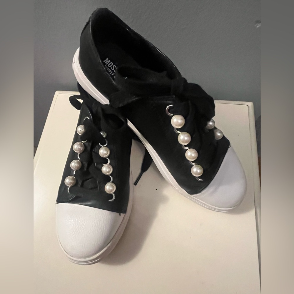 Mossimo Supply Co. Pearl Black & White Lace Up Tennis Shoes, Sizr 7